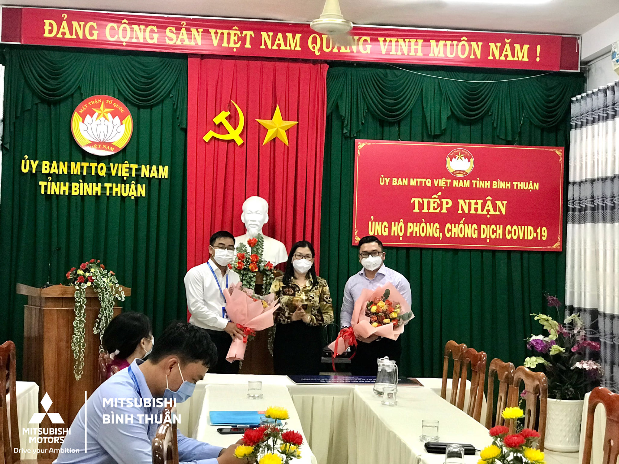 Ông Nguyễn Lê Nhật Quang nhận hoa cảm ơn từ bà Bố Thị Xuân Linh
